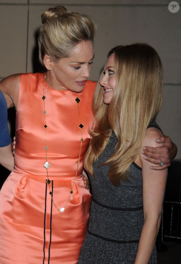 Sharon Stone et Amanda Seyfried complices à la conférence de presse de Lovelace à New York le 30 juillet 2013.