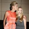 Sharon Stone embrasse Amanda Seyfried à la conférence de presse de Lovelace à New York le 30 juillet 2013.