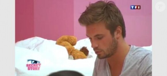 Maxime révèle son secret à Julie dans Secret Story 4