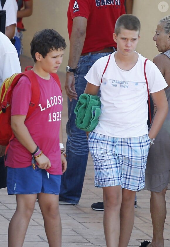 La reine Sofia d'Espagne déposant ses petits-enfants, ici leurs excellences Felipe et Juan Urdangarin, à leur école de voile, à Palma de Majorque, le 30 juillet 2013