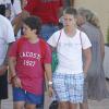 La reine Sofia d'Espagne déposant ses petits-enfants, ici leurs excellences Felipe et Juan Urdangarin, à leur école de voile, à Palma de Majorque, le 30 juillet 2013