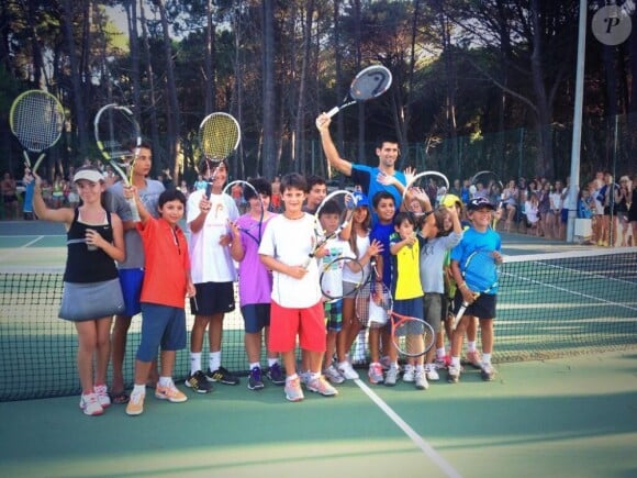 Novak Djokovic au milieu des enfants avec qui il a échangé quelques balles, le 30 juillet à Calvi en Corse