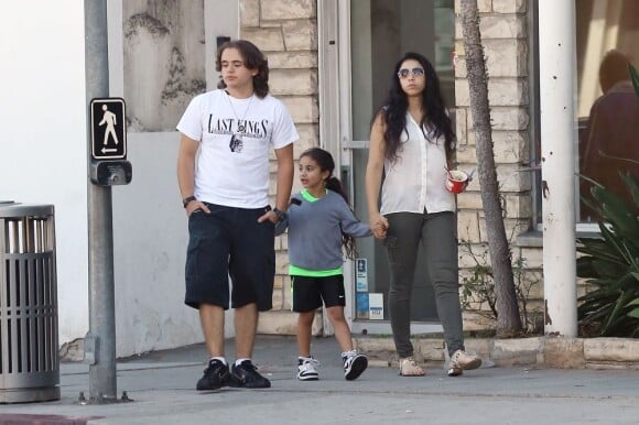 Prince Jackson en compagnie de sa petite amie Remi Alfalah et de la petite soeur de cette dernière dans les rues de Los Angeles, le 31 juillet 2013.