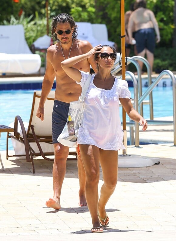 Exclusif - Le chanteur du groupe Soundgarden Chris Cornell et sa femme Vicky Karayiannis en vacances à Miami le 31 juillet 2013.