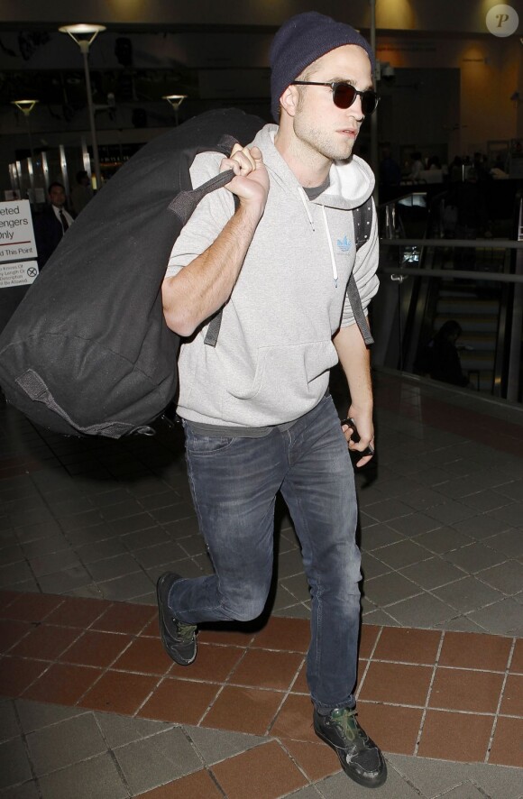 Robert Pattinson arrivant à l'aéroport de Los Angeles le 23 juillet 2013