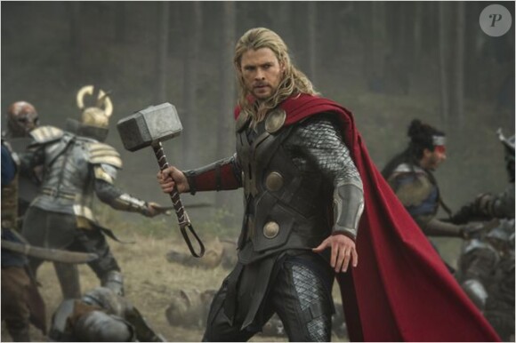 Chris Hemsworth au combat dans Thor - Le Monde des Ténèbres.