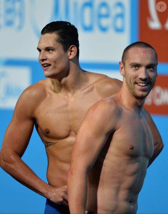 Jérémy Stravius devant Florent Manaudou à l'issue du relais 4x100 mètres lors des championnats du monde de Barcelone au Palau San Jordi, le 28 juillet 2013