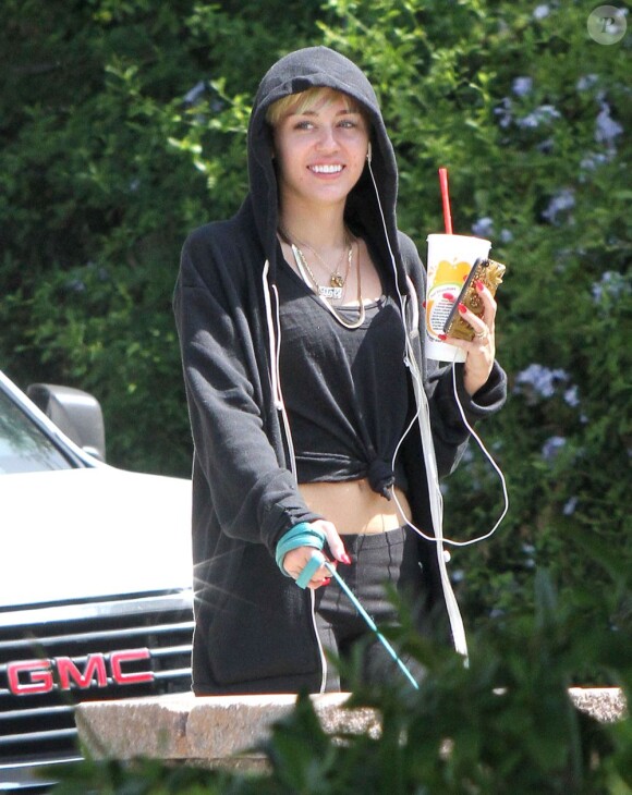 Exclusif - Miley Cyrus promène son chien Happy à Toluca Lake, le 1er aout 2013.