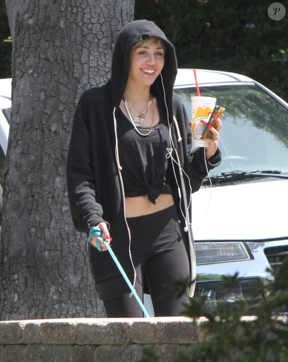 Exclusif - Miley Cyrus promène son chien Happy à Toluca Lake, le 1er aout 2013.
