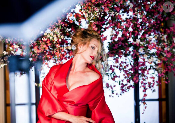 Uma Thurman, resplendissante, dans les coulisses du shooting pour le nouveau calendrier Campari. Août 2013. Elle succède à la belle Penélope Cruz.