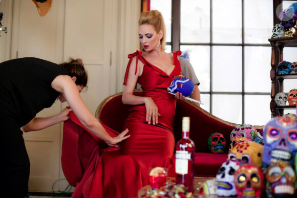 Uma Thurman dans les coulisses du shooting pour le nouveau calendrier Campari. Août 2013.