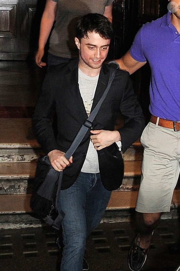 Daniel Radcliffe acclamé par ses fans à la sortie d'un théâtre à Londres, le 3 août 2013.