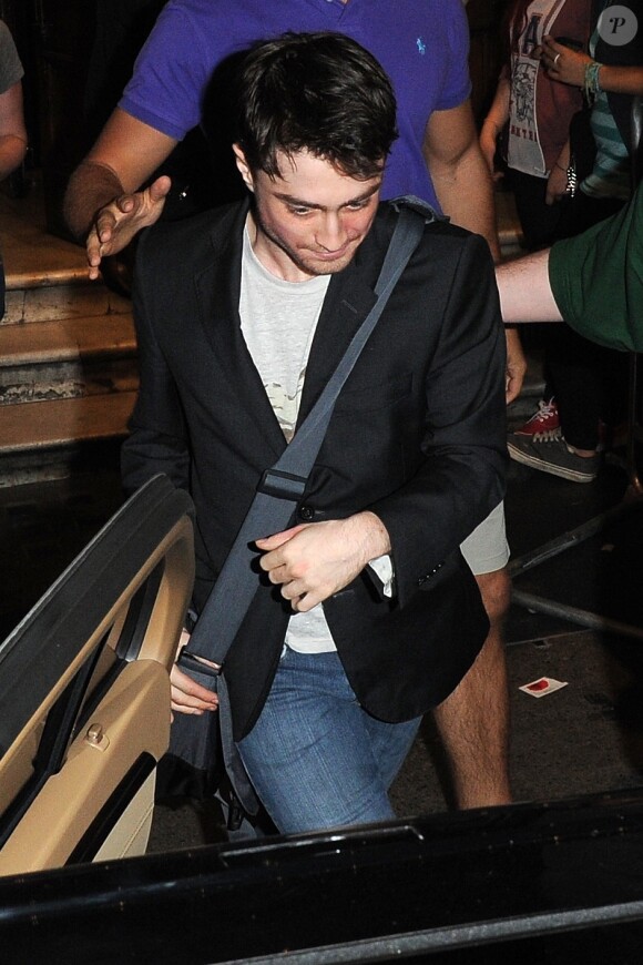 Daniel Radcliffe à la sortie d'un théâtre à Londres, le 3 août 2013.