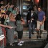 Daniel Radcliffe et ses fans à la sortie d'un théâtre à Londres, le 3 août 2013.