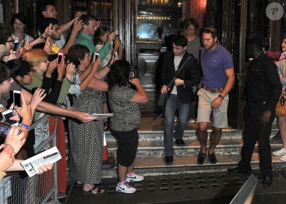 Daniel Radcliffe et ses fans à la sortie d'un théâtre à Londres, le 3 août 2013.