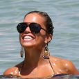 La belle célibataire Sylvie Van der Vaart profite de son célibat en vacances avec une amie sur la plage de Pampelonne au Club 55, Saint-Tropez le 3 aout 2013.