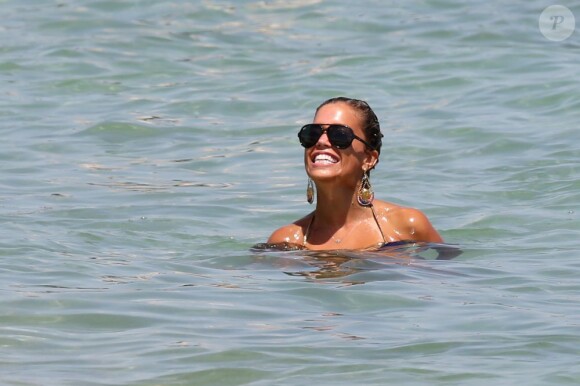La belle célibataire Sylvie Van der Vaart profite de son célibat en vacances avec une amie sur la plage de Pampelonne au Club 55, Saint-Tropez le 3 aout 2013.
