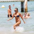 Sylvie Van der Vaart profite de son célibat en vacances avec une amie sur la plage de Pampelonne au Club 55, Saint-Tropez le 3 aout 2013.