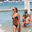 Sylvie Van der Vaart profite de son célibat en vacances avec une amie sur la plage de Pampelonne au Club 55, Saint-Tropez le 3 aout 2013.