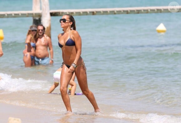 L'ex femme de footballeur Sylvie Van der Vaart profite de son célibat en vacances avec une amie sur la plage de Pampelonne au Club 55, Saint-Tropez le 3 aout 2013.