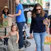 Jennifer Garner va faire ses courses avec ses filles Violet et Seraphina à Santa Monica, le 4 août 2013.