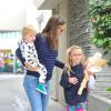 Violet est restée en pyjama - Jennifer Garner, son mari Ben Affleck et leurs trois adorables enfants, Violet, Seraphina, Samuel au Farmers Market à Los Angeles, le 4 août 2013
