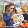 Samuel découvre les pommes de terre - Jennifer Garner, son mari Ben Affleck et leurs trois adorables enfants, Violet, Seraphina, Samuel au Farmers Market à Los Angeles, le 4 août 2013