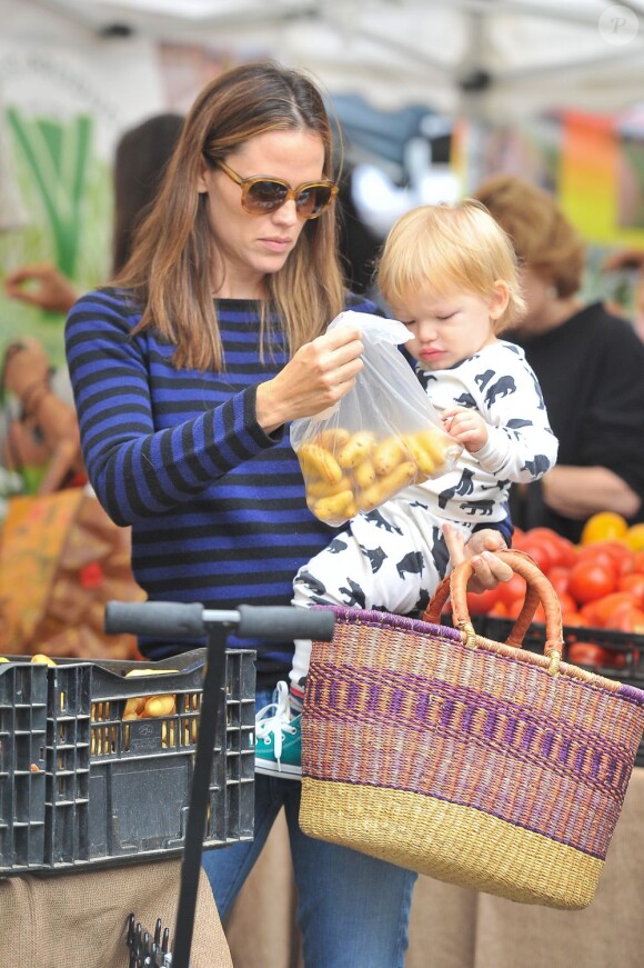 Samuel découvre les pommes de terre - Jennifer Garner, son mari Ben Affleck et leurs trois adorables enfants, Violet, Seraphina, Samuel au Farmers Market à Los Angeles, le 4 août 2013