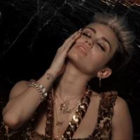 Miley Cyrus : Héroïne passionnée du clip de ''Fire'' pour Big Sean