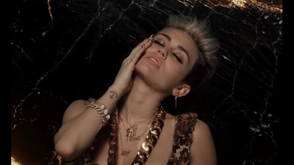 Miley Cyrus : Héroïne passionnée du clip de ''Fire'' pour Big Sean
