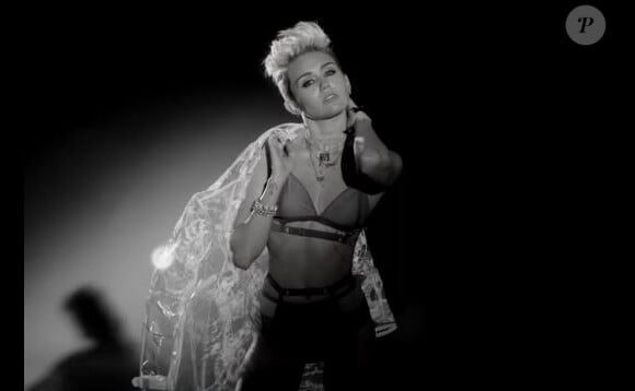 Miley Cyrus dans le clip de Fire du rappeur Big Sean.