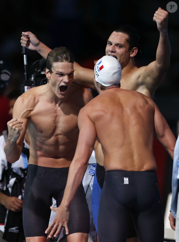 Yannick Agnel hurle sa joie au côté de Florent Manaudou et Fabien Gilot après leur victoire sur le relais 4x100 m nage libre aux mondiaux de Barcelone, le 28 juillet 2013
