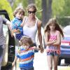 Exclusif - Denise Richards et sa fille Sam Sheen emmènent les jumeaux de Charlie Sheen et Brooke Mueller à leur école à Los Angeles, le 22 mai 2013.