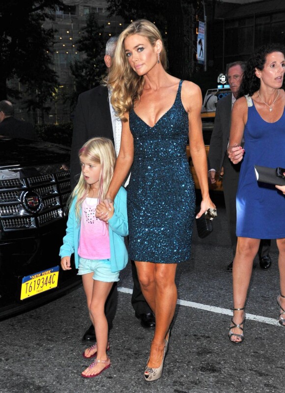 Denise Richards, son ex-mari Charlie Sheen et leur fille Lola à New York, le 25 juin 2012.