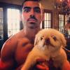 Joe Jonas prend la pose torse nu sur Instagram, le 5 août 2013.