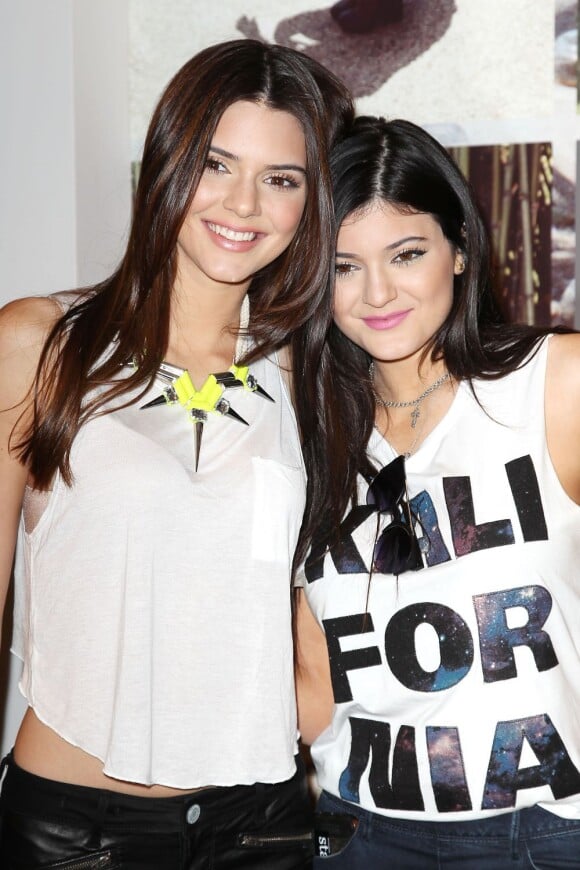 Kendall et Kylie Jenner, 17 et 15 ans, assistent à la présentation de leur collection de vêtements pour l'automne 2013 dans une boutique éphémère PacSun. New York, le 6 août 2013.