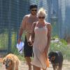 Pamela Anderson promène ses chiens en compagnie de son ex-mari Rick Salomon à Los Angeles, le 5 juillet 2013.