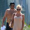 Pamela Anderson promène ses chiens en compagnie de son ex-mari Rick Salomon à Los Angeles, le 5 juillet 2013.