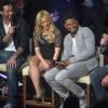 Adam Levine, Shakira, Usher et Blake Shelton, les membres du jury de The Voic, sur le plateau de l'émission Extra !, à Los Angeles. Le 6 mai 2013.