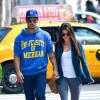 Exclusif - Taylor Lautner et sa petite amie Marie Avgeropoulos se baladent main dans la main à New York, le 3 août.