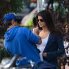 Exclusif - L'acteur Taylor Lautner et sa petite amie Marie Avgeropoulos se baladent main dans la main à New York, le 3 août.