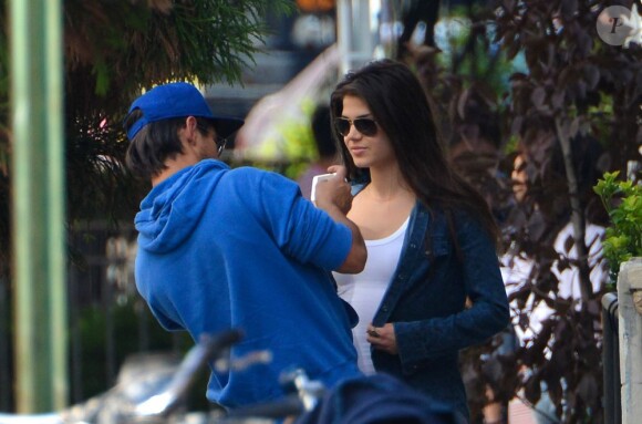 Exclusif - L'acteur Taylor Lautner et sa petite amie Marie Avgeropoulos se baladent main dans la main à New York, le 3 août.