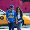 Exclusif - Taylor Lautner et sa petite amie Marie Avgeropoulos se baladent main dans la main à New York, le 3 août.