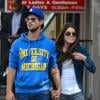 Exclusif - Taylor Lautner et sa petite amie Marie Avgeropoulos se baladent main dans la main à New York, le 3 août.