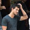 Exclusif - Taylor Lautner sur le tournage de son nouveau film Tracer, à New York. Le 19 juillet 2013.
