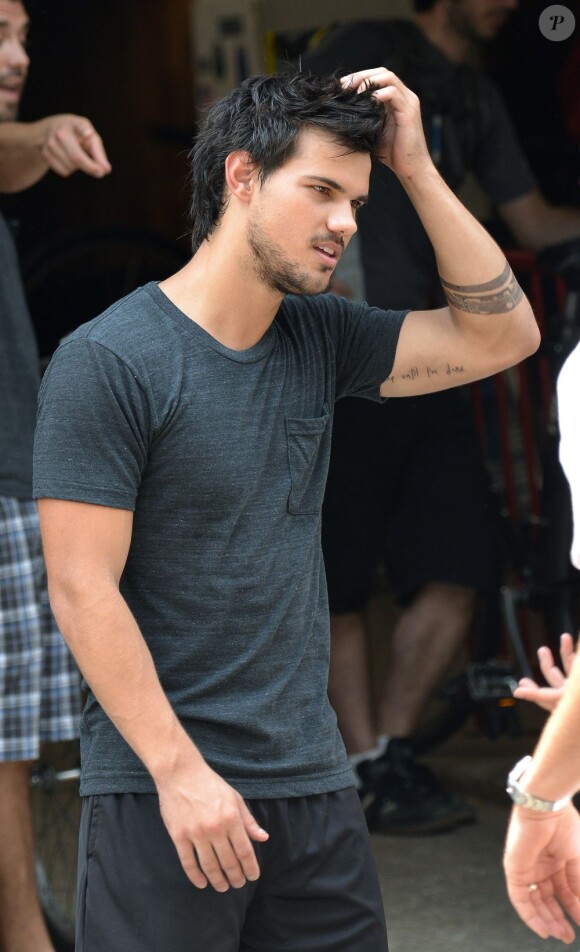 Exclusif - Taylor Lautner sur le tournage de son nouveau film Tracer, à New York. Le 19 juillet 2013.