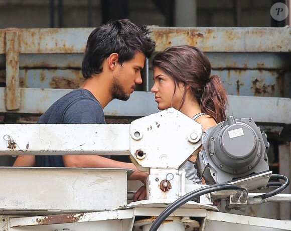 Exclusif - Taylor Lautner et la jolie Marie Avgeropoulossur le tournage de son nouveau film Tracer, à New York. Le 19 juillet 2013.