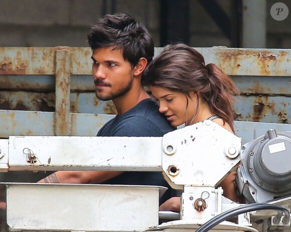 Exclusif - Taylor Lautner et sa chérie Marie Avgeropoulos sur le tournage de son nouveau film Tracer, à New York. Le 19 juillet 2013.
