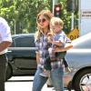 Hilary Duff et son fils Luca dans les rues de Los Angeles, le 9 août 2013.