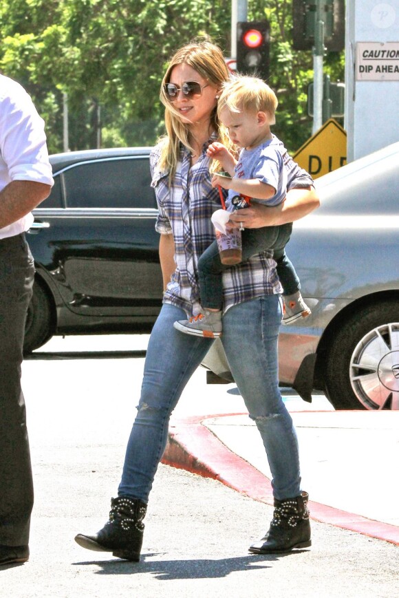 Hilary Duff et son fils Luca dans les rues de Los Angeles, le 9 août 2013.
